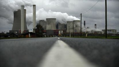 Una nube de humo cubre la central térmica de carbón del gigante energético RWE en Niederaussem (Alemania).