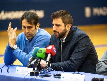 Javier Zamora, junto a Willy Villar, en la rueda de prensa de presentación del técnico