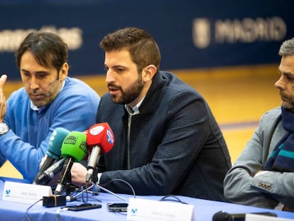 Javier Zamora, junto a Willy Villar, en la rueda de prensa de presentación del técnico