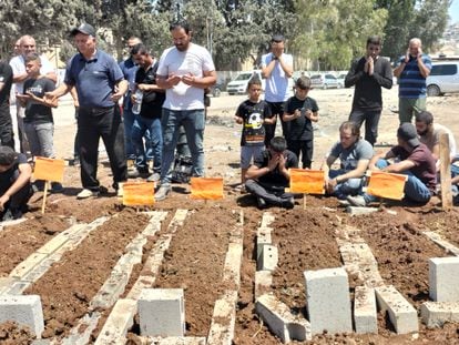 Rezo frente a las tumbas improvisadas de nueve de los palestinos muertos en la incursión israelí, este miércoles en el campamento de refugiados de Yenín.