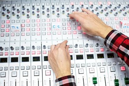 Cada noche, en el control, varios profesionales se encargan de la parte técnica del programa.