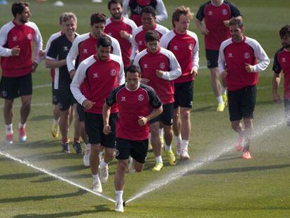 Los jugadores del Sevilla, durante el entrenamiento de ayer. 
