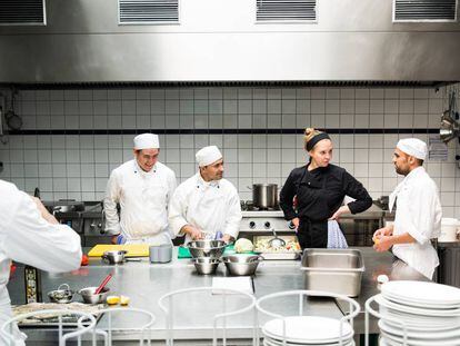 Hannah Hillebrand da clases de cocina a un grupo de refugiados en Hamburgo.