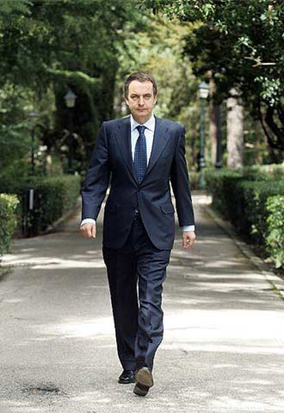 El presidente del Gobierno, en los jardines de La Moncloa.