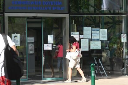 Una mujer entra en una clínica obstétrica de la Universidad Semmelweis de Budapest, este martes.