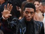Boseman saluda a su llegada a la alfombra roja de los Oscar en 2020.