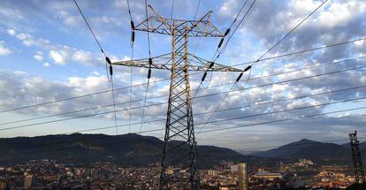 Una torre de transporte de energía perteneciente a red eléctrica, con la ciudad de Bilbao al fondo.