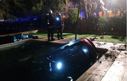 Los bomberos, durante el rescate del turismo siniestrado.