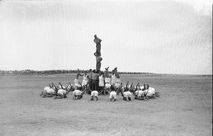 Exposition de 'castellers' lors de la fête du 14 juillet 1939 au camp de réfugiés du Barcarès.