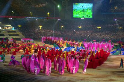 La ceremonia de inauguración de los Juegos Olímpicos de Sidney 2000, en el Estadio Australia, fue un espectáculo de color por las referencias a la cultura aborigen y a la curiosa naturaleza del país.