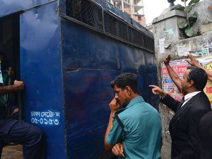 Familiares de un grupo de sospechosos de yihadismo detenidos intentan hablar con ellos este lunes en Dacca.