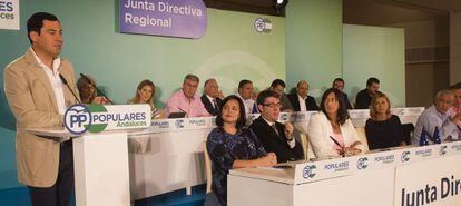 María Dolores de Cospedal escucha en el centro de la mesa la intervención de Juan Manuel Moreno en la junta directiva del PP celebrada en Sevilla este martes.