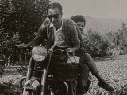 Joan Brossa, en moto amb Madelon Belle, a la dècada dels cinquanta. 