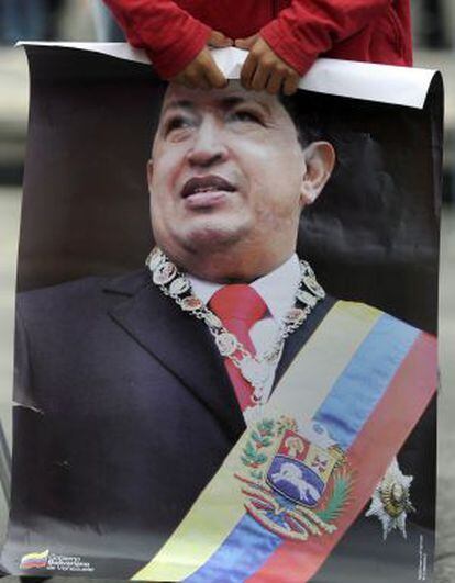 Un seguidor de Chávez sostiene un póster, el pasado 18 de febrero en Caracas.