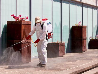 Un trabajador sanitiza las calles en Aguascalientes.