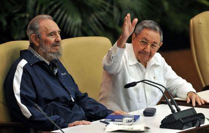 Fotograf&iacute;a de archivo del 19 de abril de 2011, del l&iacute;der cubano Fidel Castro (i), junto a su hermano Ra&uacute;l (d) en La Habana (Cuba). Fidel Castro muri&oacute; a los 90 a&ntilde;os de edad, inform&oacute; este, viernes 25 de noviembre de 2016, el presidente Ra&uacute;l Castro, en una alocuci&oacute;n en la televisi&oacute;n estatal. El l&iacute;der hist&oacute;rico de la Revoluci&oacute;n cubana falleci&oacute; en la noche del viernes, 25 de noviembre, a las 22.29 horas, y sus restos ser&aacute;n cremados &quot;atendiendo su voluntad expresa&quot;, explic&oacute; Ra&uacute;l Castro, visiblemente emocionado. EFE/Alejandro Ernesto/archivo