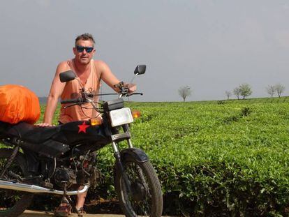 Baltasar Montaño, con la moto que compró para recorrer Vietnam. En la imagen, junto a un campo de té.
