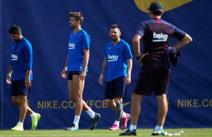 Suárez, Piqué, Messi y Valverde, en el entrenamiento previo al Barça-Villarreal.