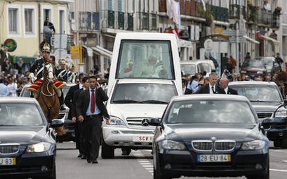 Benedicto XVI recorre en 'papamóvil' las calles de Lisboa