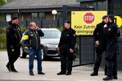 Policías montan guardia en la entrada del campo de entrenamiento del Dortmund, en Brackel hoy.