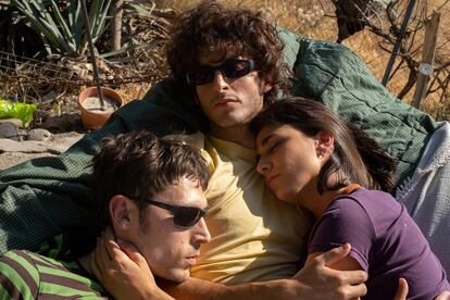 Una imagen de El Guitarrista (izquierda, abajo), El Cantante y May, en la película 'Segundo premio'.