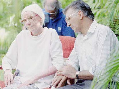 Janet y David Mills, en Australia, tras pedir la eutanasia para ella en 1996. La ley fue derogada poco después.