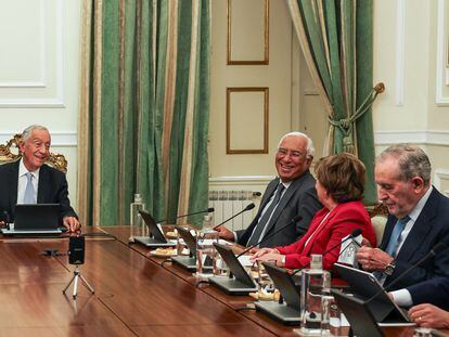 El presidente de Portugal, Marcelo Rebelo de Sousa, preside el Consejo de Estado convocado tras la dimisión del primer ministro, António Costa, sentado a su izquierda, el pasado 9 de noviembre.