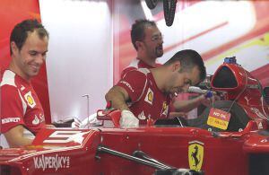 Los mecánicos de Ferrari trabajando en Nueva Delhi.