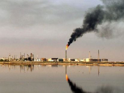 Una refinería cerca de Umm Quasar en Basora, Irak.