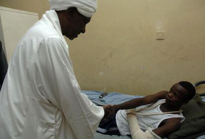 El vicepresidente de Sudán visita a un soldado herido en los choques