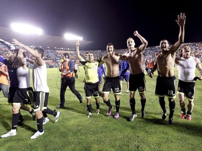 Los jugadores del Zaragoza celebran la victoria ante el Levante que en mayo de 2011 les permiti&oacute; seguir en Primera. 