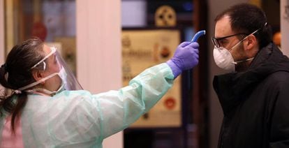 Una enfermera realiza un control de temperatura a un ciudadano que entra en un ambulatorio este lunes en Bilbao, dentro del estado de alarma por la pandemia de coronavirus.