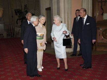 La reina Isabel II y su marido, el duque de Edimburgo, reciben a los emperadores de Japón, Akihito y Michiko, en el palacio de Windsor.