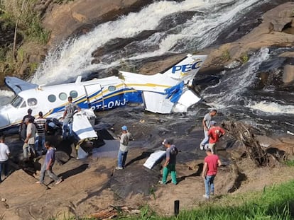 El personal de rescate trabaja sobre el avión estrellado que trasladaba a la cantante brasileña Marília Mendonça.