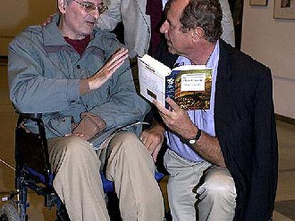 Juan José del Solar (a la izquierda) con los editores Hans Meinke (de pie) y Michael Krüger, en un acto celebrado en Barcelona en 2002.