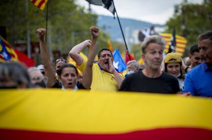 Varios manifestantes gritan consignas durante la manifestación de los CDR en Barcelona.