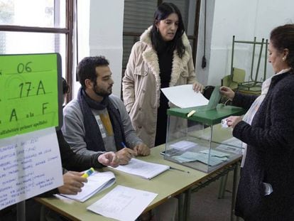 Una mujer vota en Sevilla. En vídeo, la participación en las elecciones andaluzas cae cinco puntos hasta las 18.00 horas.