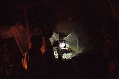 A Cristine la llevaron al centro de salud de Nyalugusha desde Tushunguti tras mostrar claros síntomas de malaria.