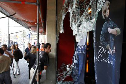 El centro de Barcelona al día siguiente de los actos vandálicos que finalizaron con 50 detenciones.