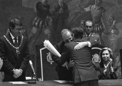El Rey Juan Carlos abraza a Adolfo Suárez, durante la entrega del premio Alfonso X el Sabio en el teatro Rojas de Toledo.
