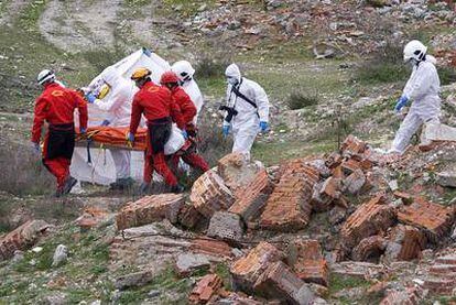 Especialistas de la Guardia Civil trasladan el cadáver de Cristina Martín entre las ruinas de una fábrica de yeso en Seseña (Toledo).