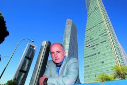Ferrán Fontal posa para CINCO DÍAS en el Cuatro Torres Business Área