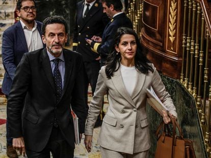 La líder de Ciudadanos, Inés Arrimadas junto a su portavoz parlamentario, Edmundo Bal durante el pleno celebrado este jueves en el Congreso.
