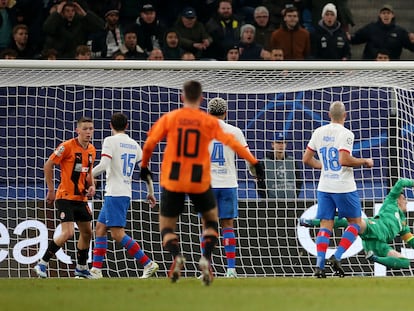 Danylo Sikan marca el gol del Shakhtar en la primera parte.