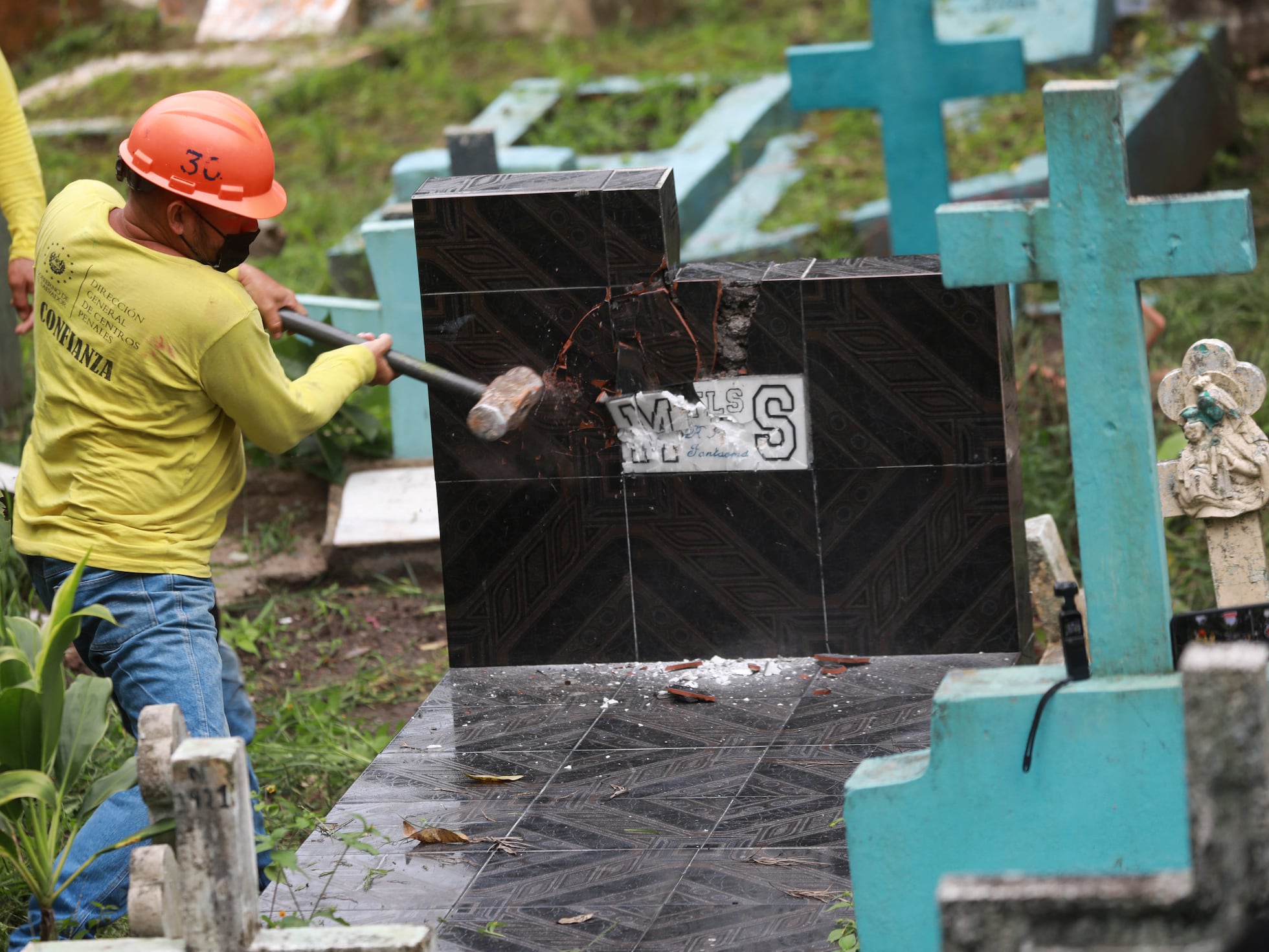 El Salvador: El Gobierno de Bukele destruye tumbas de pandilleros |  Internacional | EL PAÍS