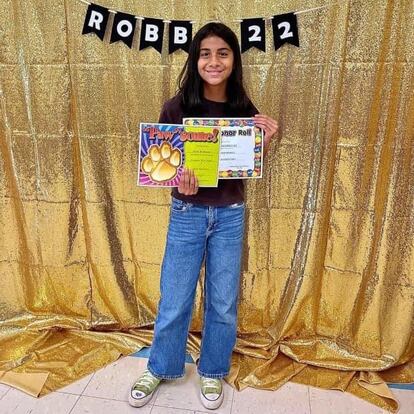 Maite Yuleana Rodríguez, 10 anos. A Robb School estava comemorando seu último dia de aula, por isso vários alunos tiraram fotos com seus diplomas do curso.