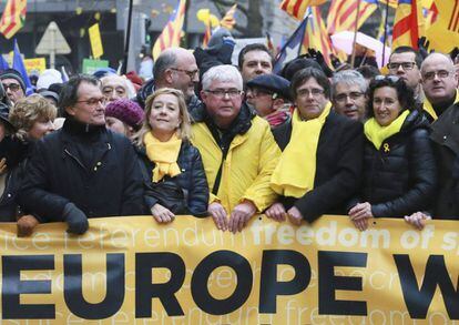 L'expresident de la Generalitat Carles Puigdemont, Francesc Homs, Marta Rovira, i l'expresident de la Generalitat Artur Mas en la manifestació independentista que es va celebrar a Brussel·les (Bèlgica), 7 de desembre del 2017.