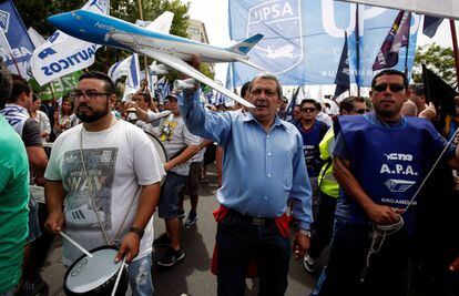 Decenas de trabajadores aeronáuticos se manifiestan contra las compañías 'low cost' en Argentina.