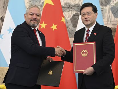 El ministro de Exteriores de Honduras, Eduardo Enrique Reina (izquierda) y el de China, Qin Gang, tras establecer oficialmente relaciones diplomáticas entre ambos países este domingo.