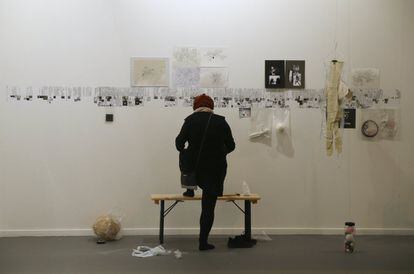 La artista Lia Perjovschi prepara su obra en ARCO.